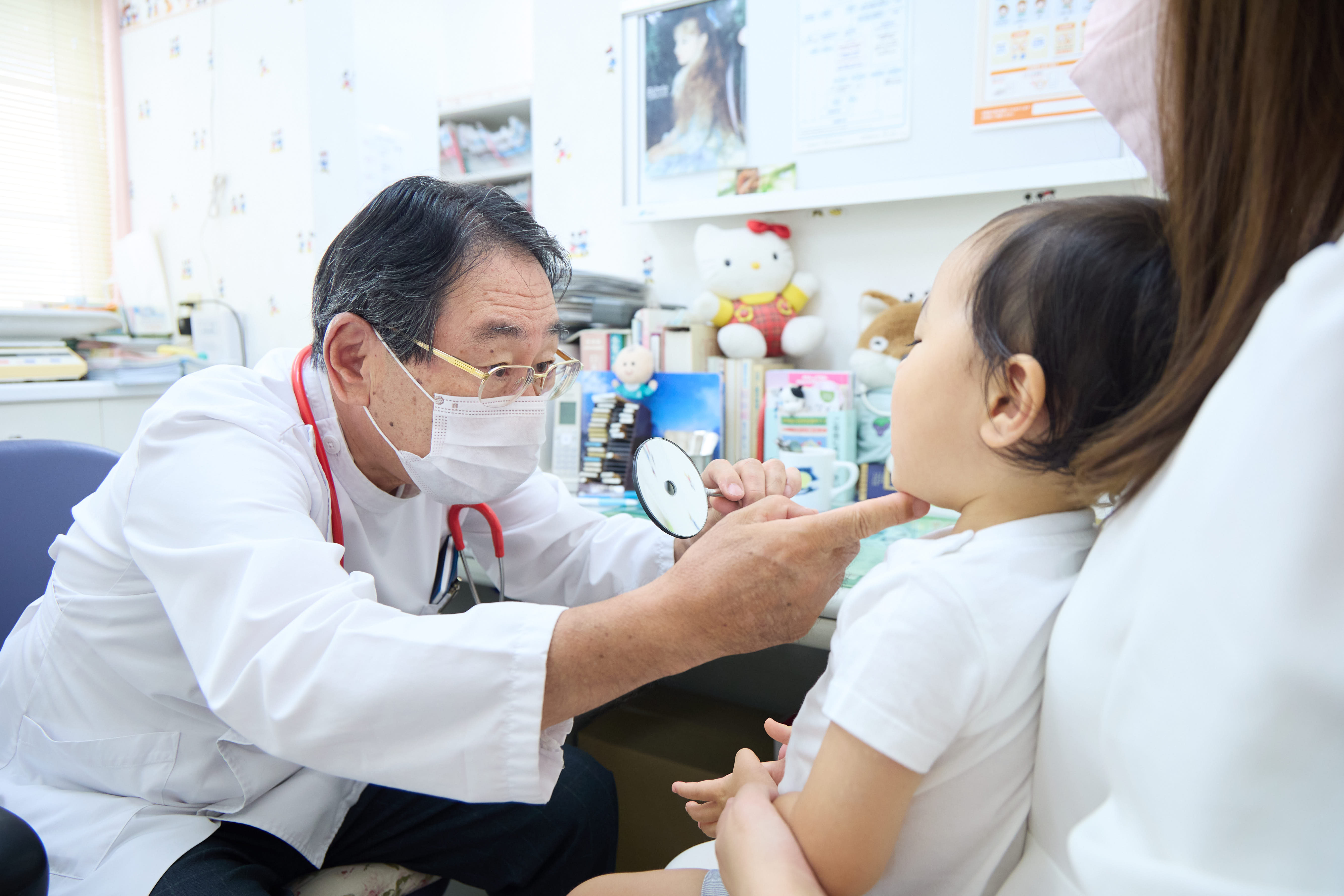 医師がお子さまを丁寧に診察する様子