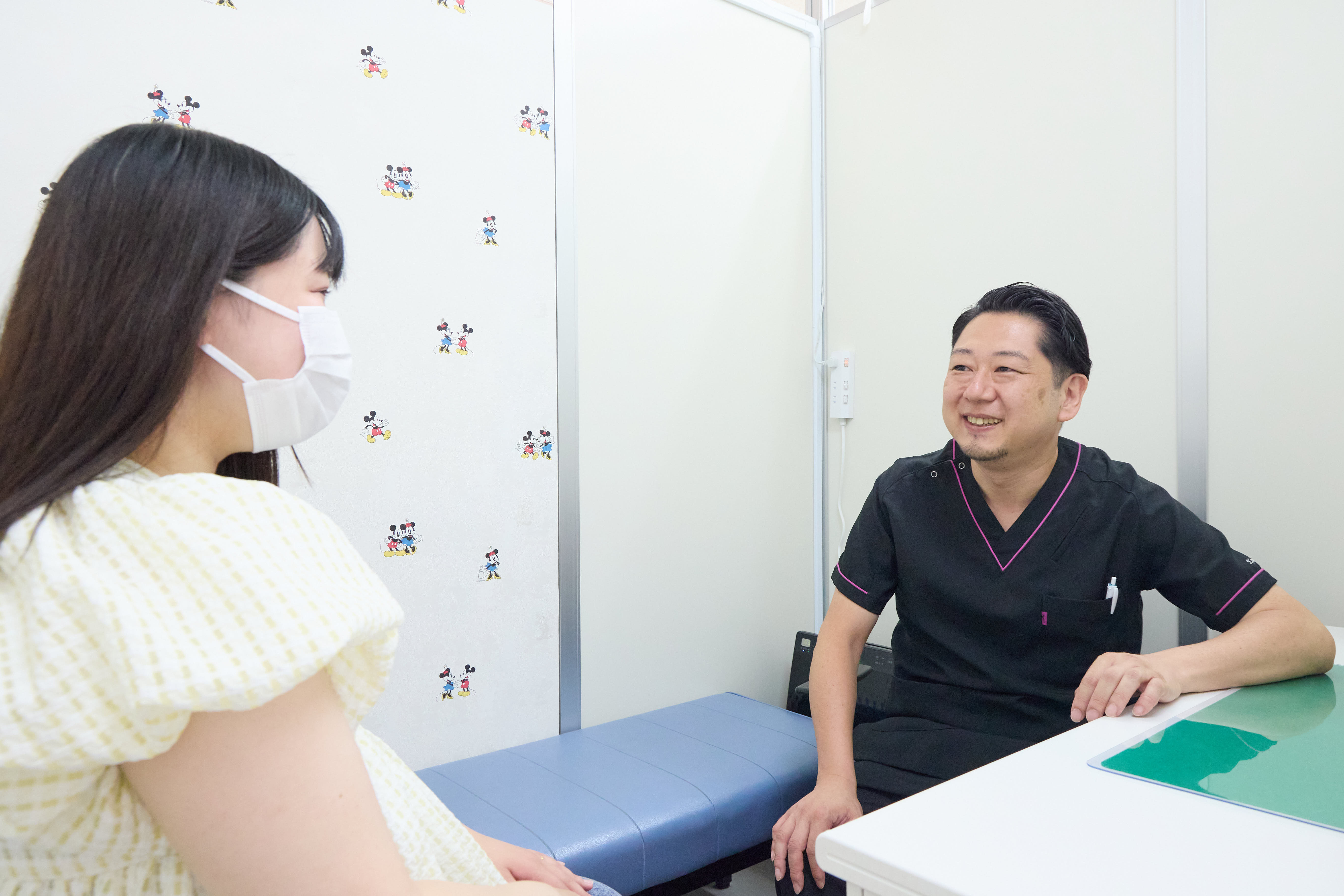 スタッフがお薬をお渡しする様子